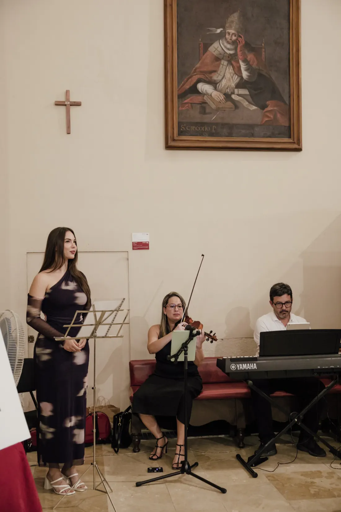 Rocío cantando en una iglesia, junto al violín y el piano